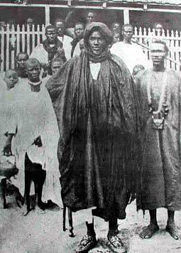 Portrait historique de Mame Cheikh Ibrahima Fall entouré de ses disciples